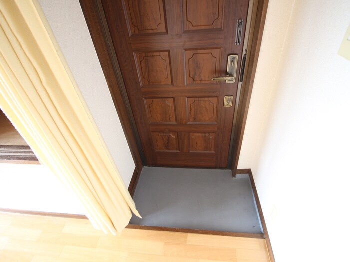 物件内観写真18　(玄関)