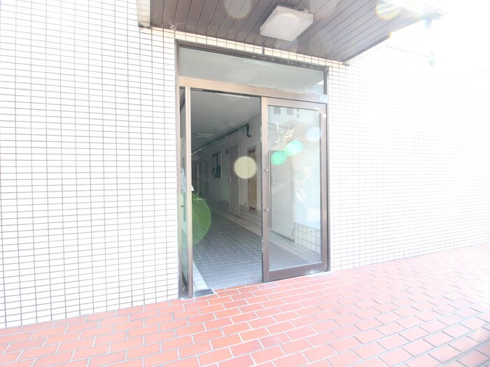 物件外観写真3　(エントランス部分)