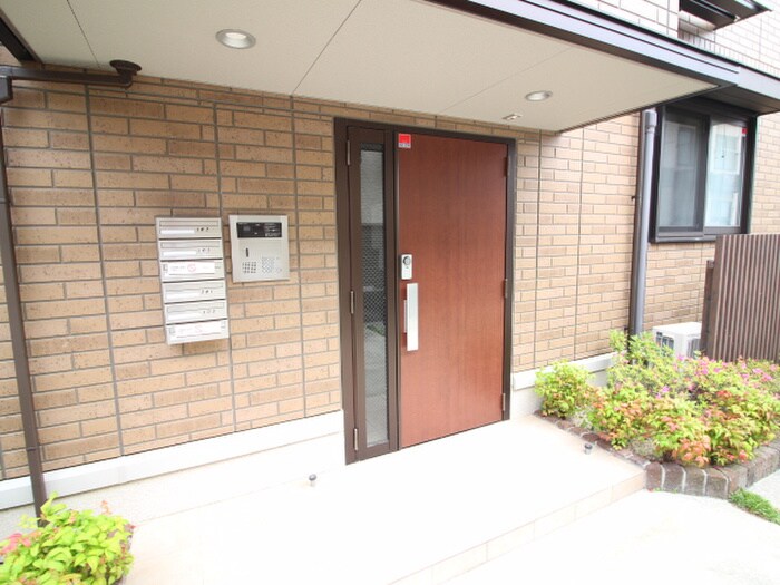 物件外観写真3　(エントランス部分)