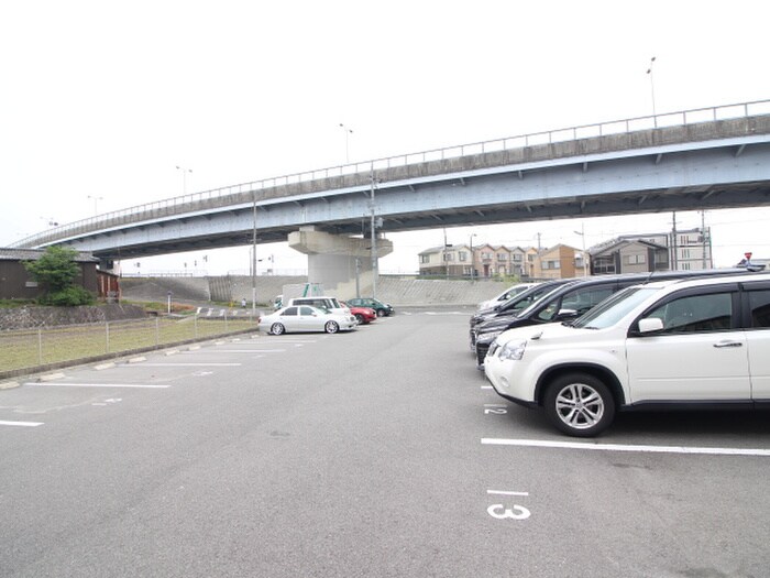 物件外観写真6　(駐車場)