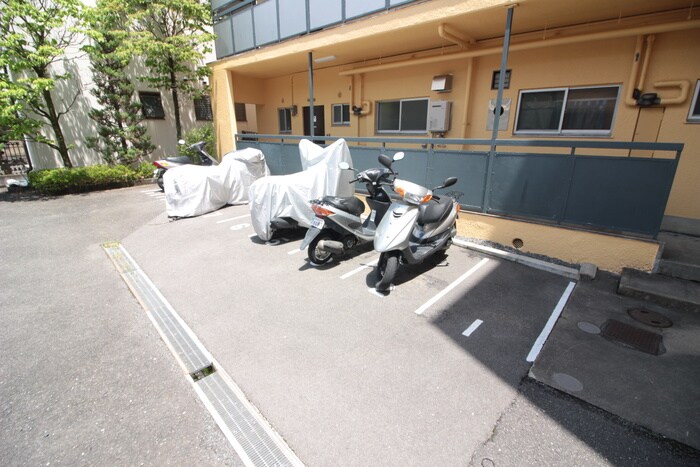 物件外観写真5　(バイク置き場)