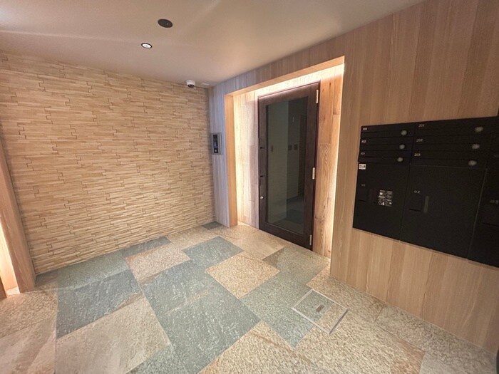 物件外観写真3　(エントランス部分)