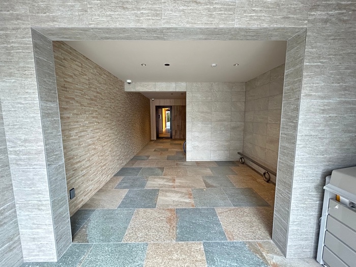 物件外観写真6　(エントランス部分)