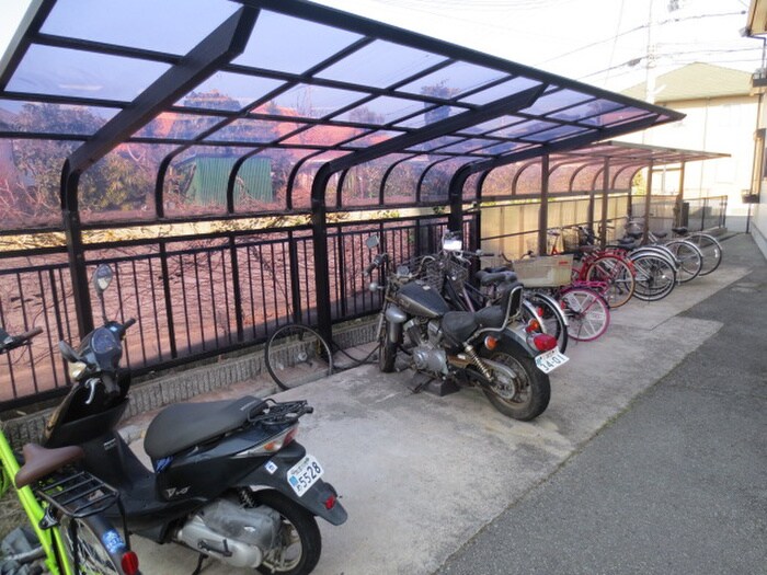 物件外観写真5　(バイク置き場)