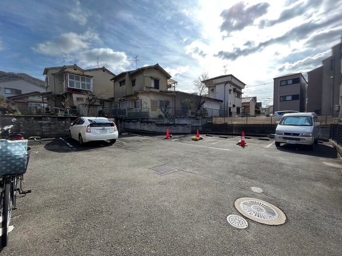 物件外観写真3　(駐車場)