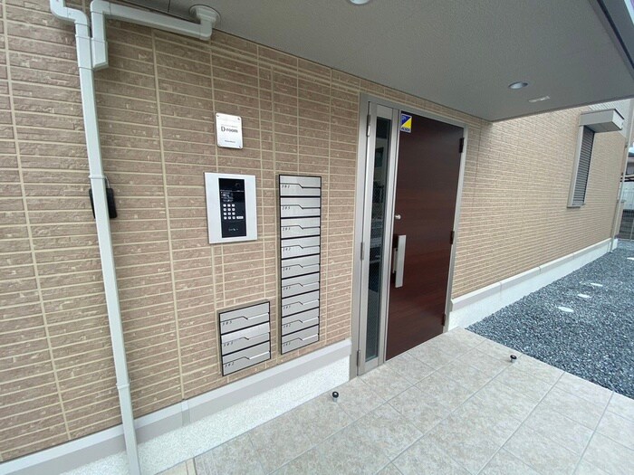 物件外観写真2　(エントランス部分)