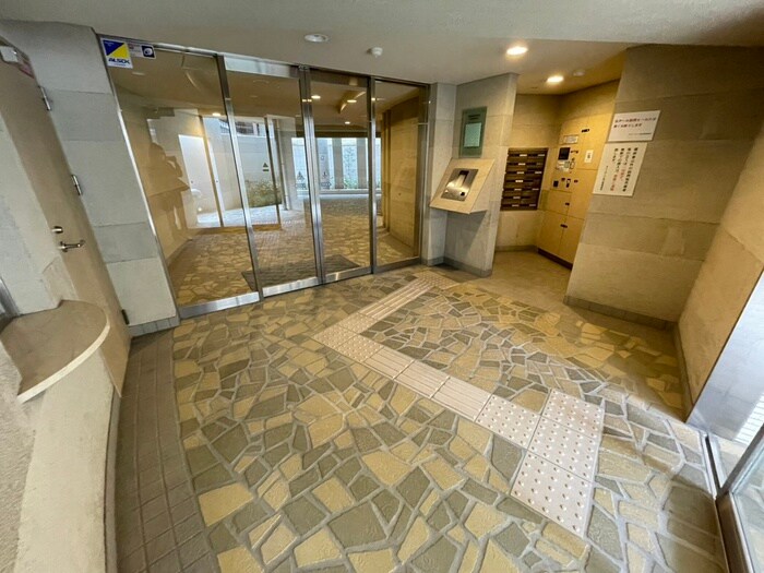 物件外観写真3　(エントランス部分)