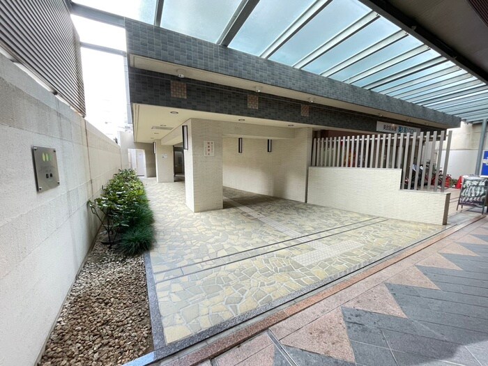 物件外観写真4　(エントランス部分)