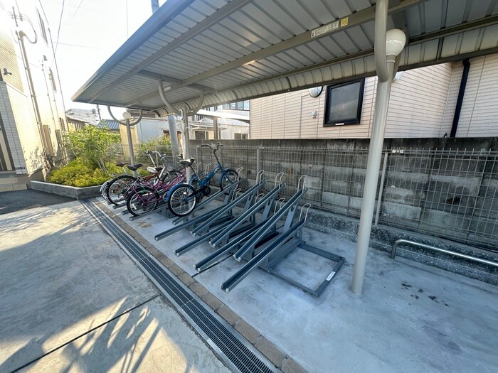 物件外観写真5　(駐輪場)