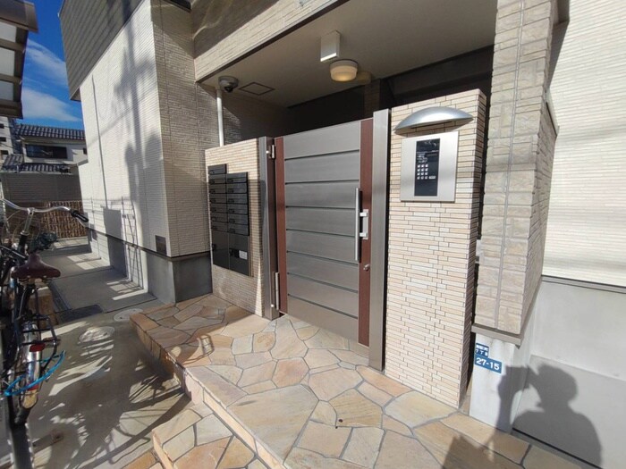 物件外観写真6　(エントランス部分)