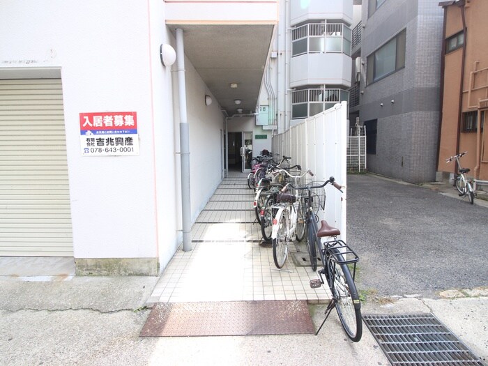 物件外観写真2　(エントランス部分)