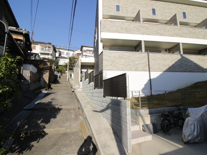 物件外観写真6　(エントランス部分)