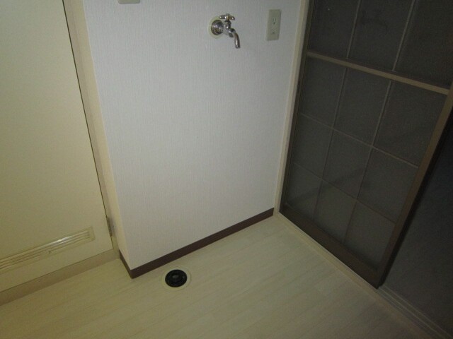 物件内観写真10　(洗濯機置場)