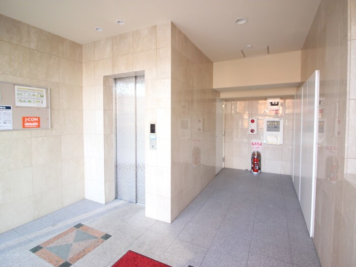 物件外観写真3　(エントランス部分)