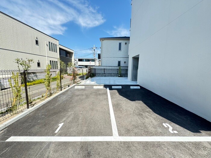 物件外観写真4　(駐車場)