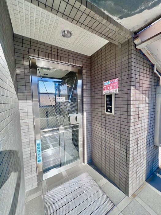 物件外観写真4　(エントランス部分)