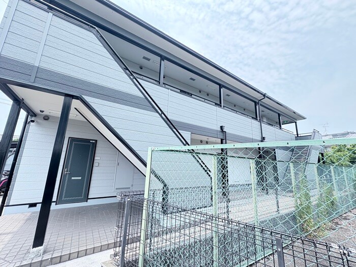 物件外観写真2　(エントランス部分)