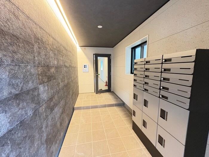 物件外観写真2　(エントランス部分)