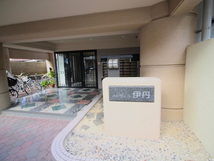 物件外観写真4　(エントランス部分)