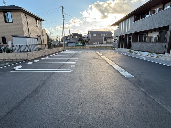 物件外観写真2　(駐車場)