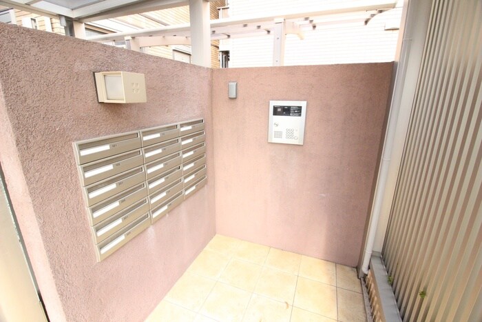 物件外観写真6　(エントランス部分)