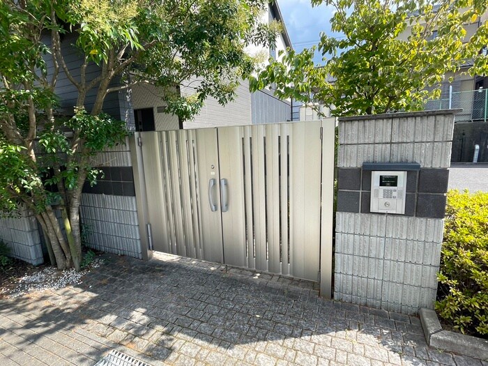 物件外観写真4　(エントランス部分)