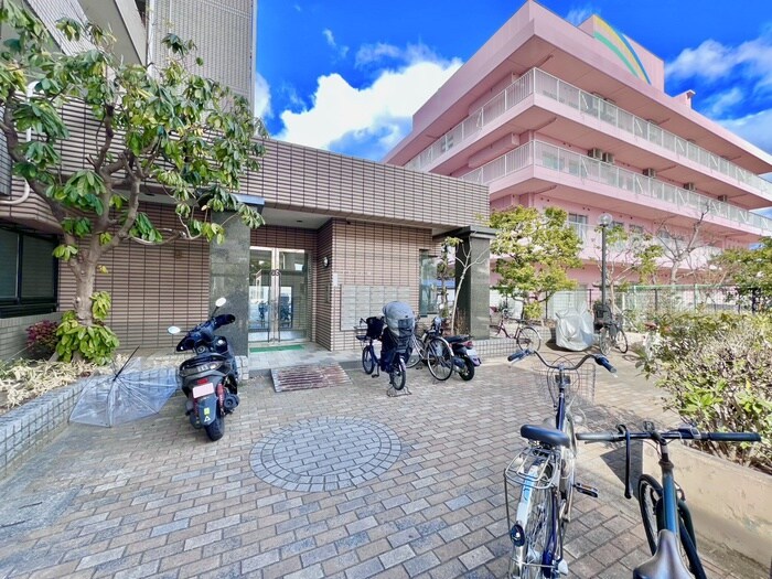 物件外観写真3　(エントランス部分)