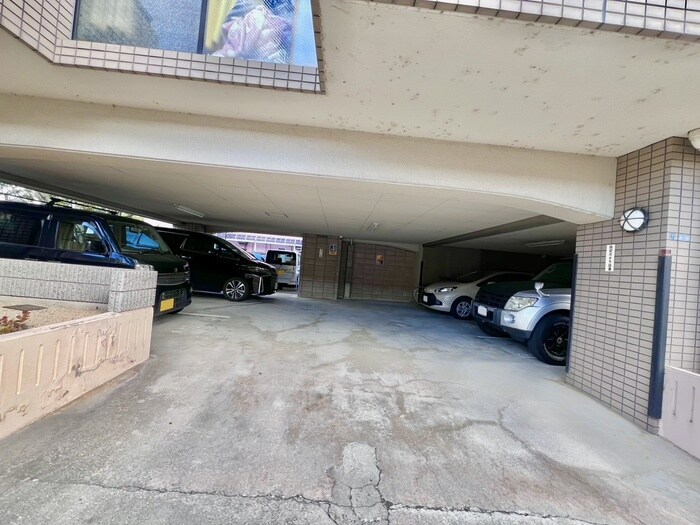 物件外観写真5　(駐車場)