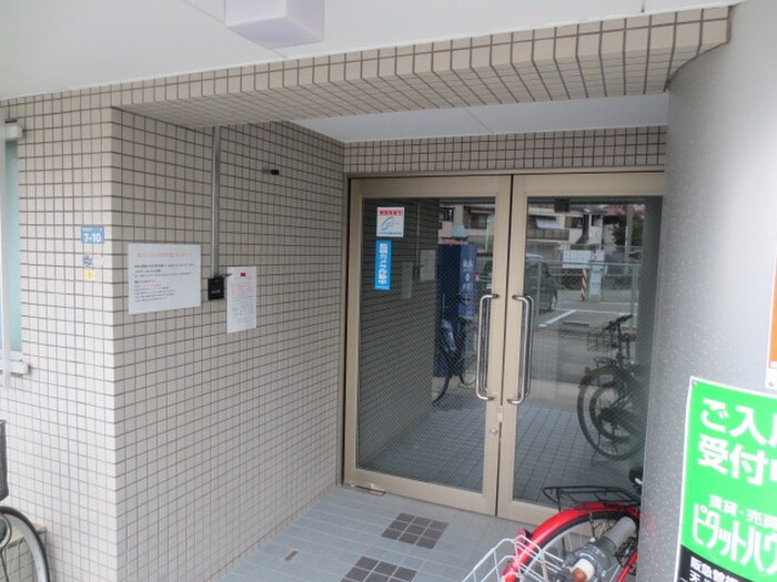 物件外観写真3　(エントランス部分)