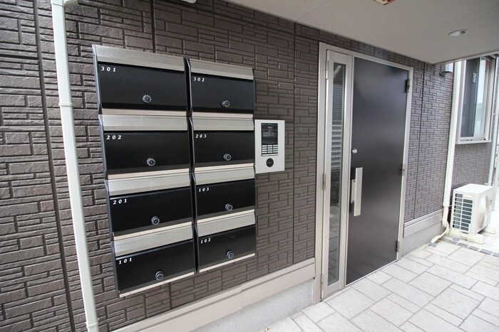 物件外観写真5　(エントランス部分)