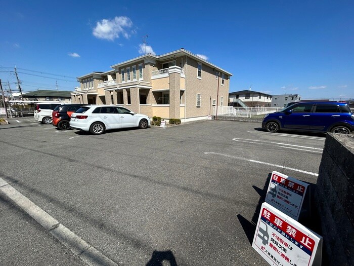 物件外観写真4　(駐車場)