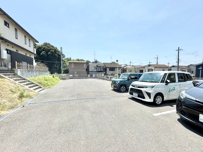物件外観写真3　(駐車場)