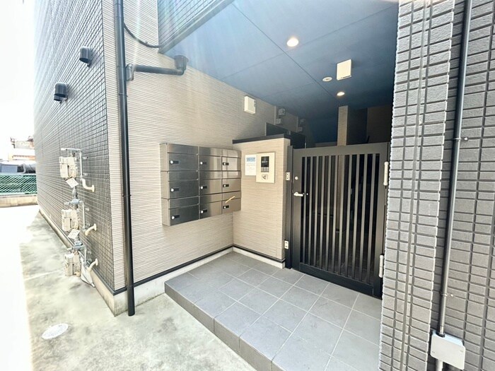 物件外観写真2　(エントランス部分)