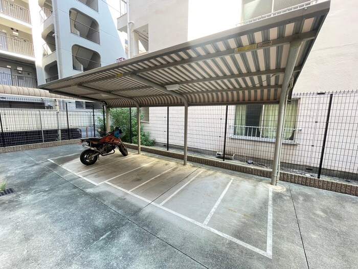 物件外観写真6　(バイク置き場)