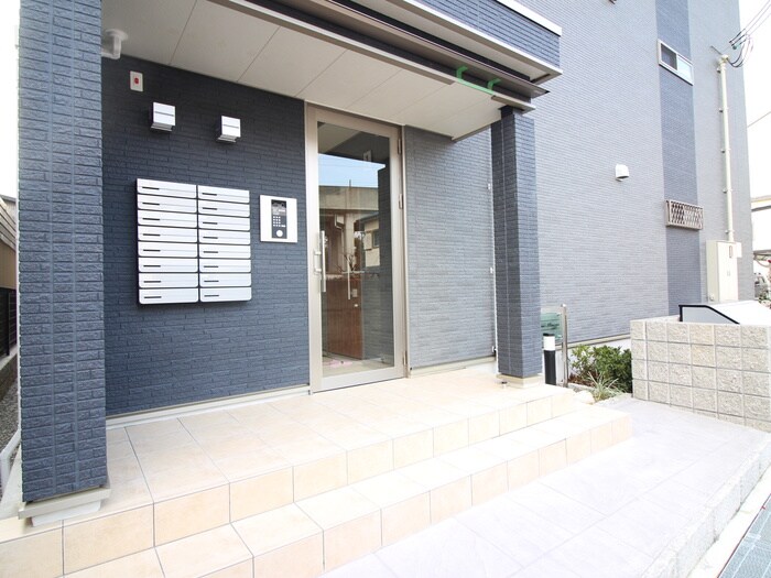 物件外観写真2　(エントランス部分)