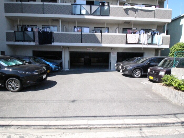 物件外観写真6　(駐車場)