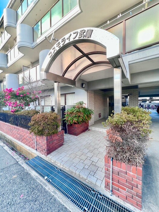 物件外観写真3　(エントランス部分)