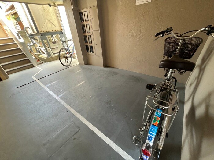 物件外観写真3　(駐輪場)
