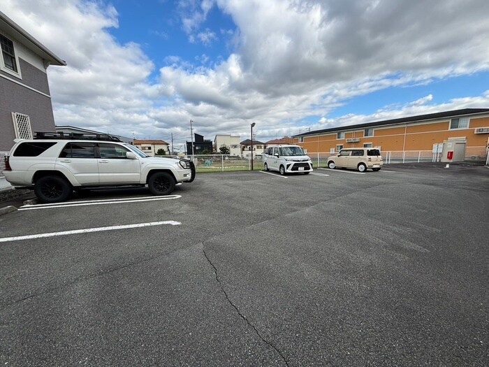 物件外観写真4　(駐車場)