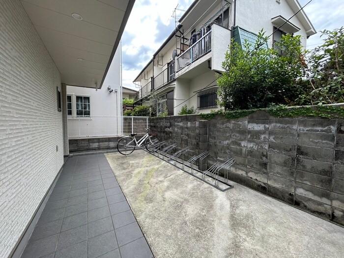 物件外観写真5　(駐輪場)