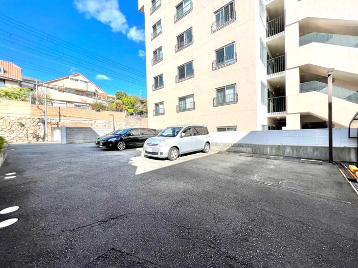 物件外観写真3　(駐車場)