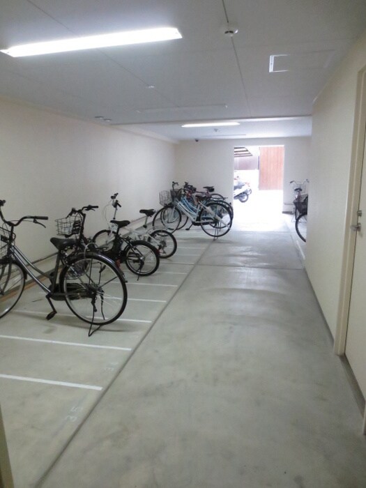 物件外観写真4　(駐輪場)