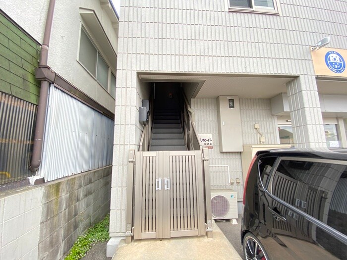 物件外観写真5　(エントランス部分)