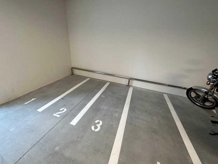 物件外観写真6　(バイク置き場)