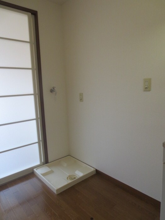 物件内観写真8　(洗濯機置場)