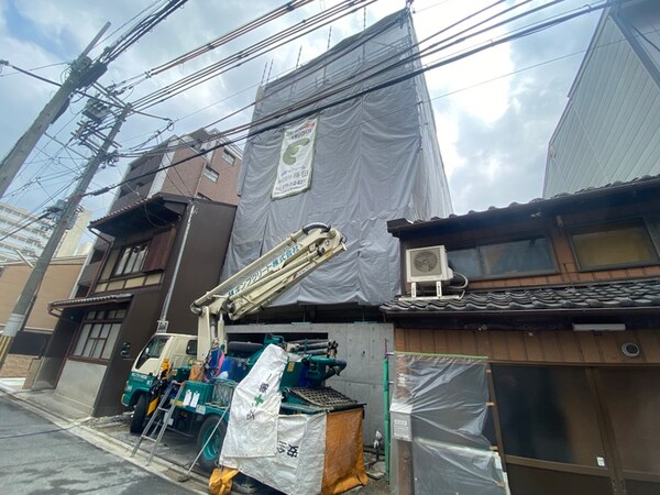建築中