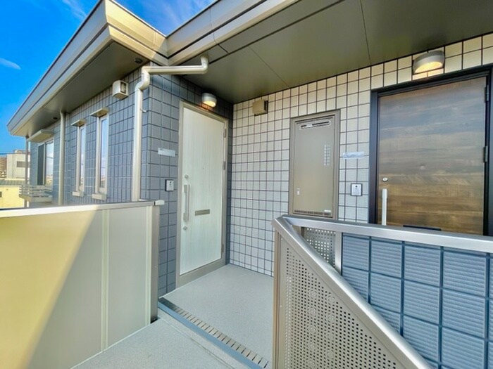 物件外観写真3　(エントランス部分)