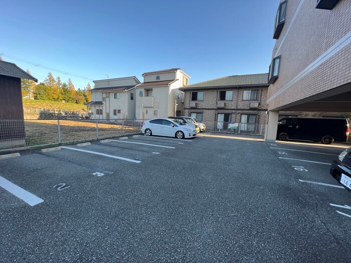 物件外観写真3　(駐車場)
