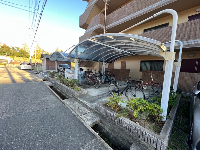 物件外観写真4　(駐輪場)