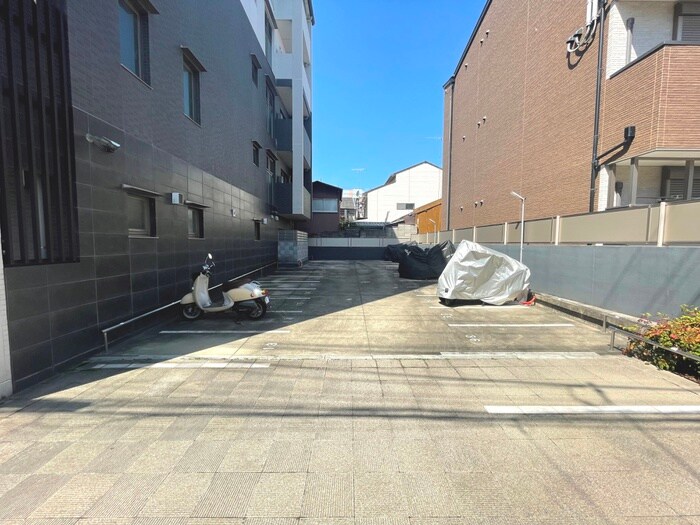 物件外観写真3　(バイク置き場)